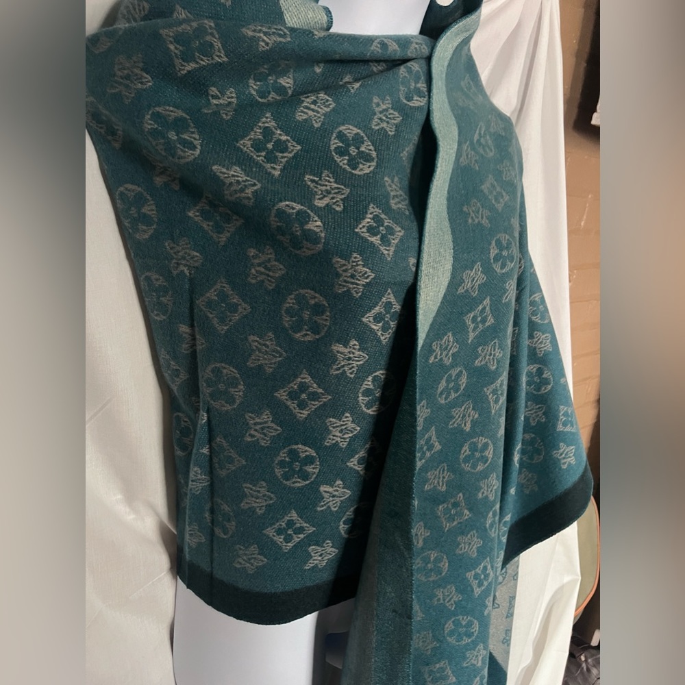 Extra Soft and Large Designer Inspired Scarf. NWT - Picture 3 of 5